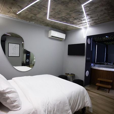 The Bubbles - Jacuzzi Hotel Tirana Buitenkant foto