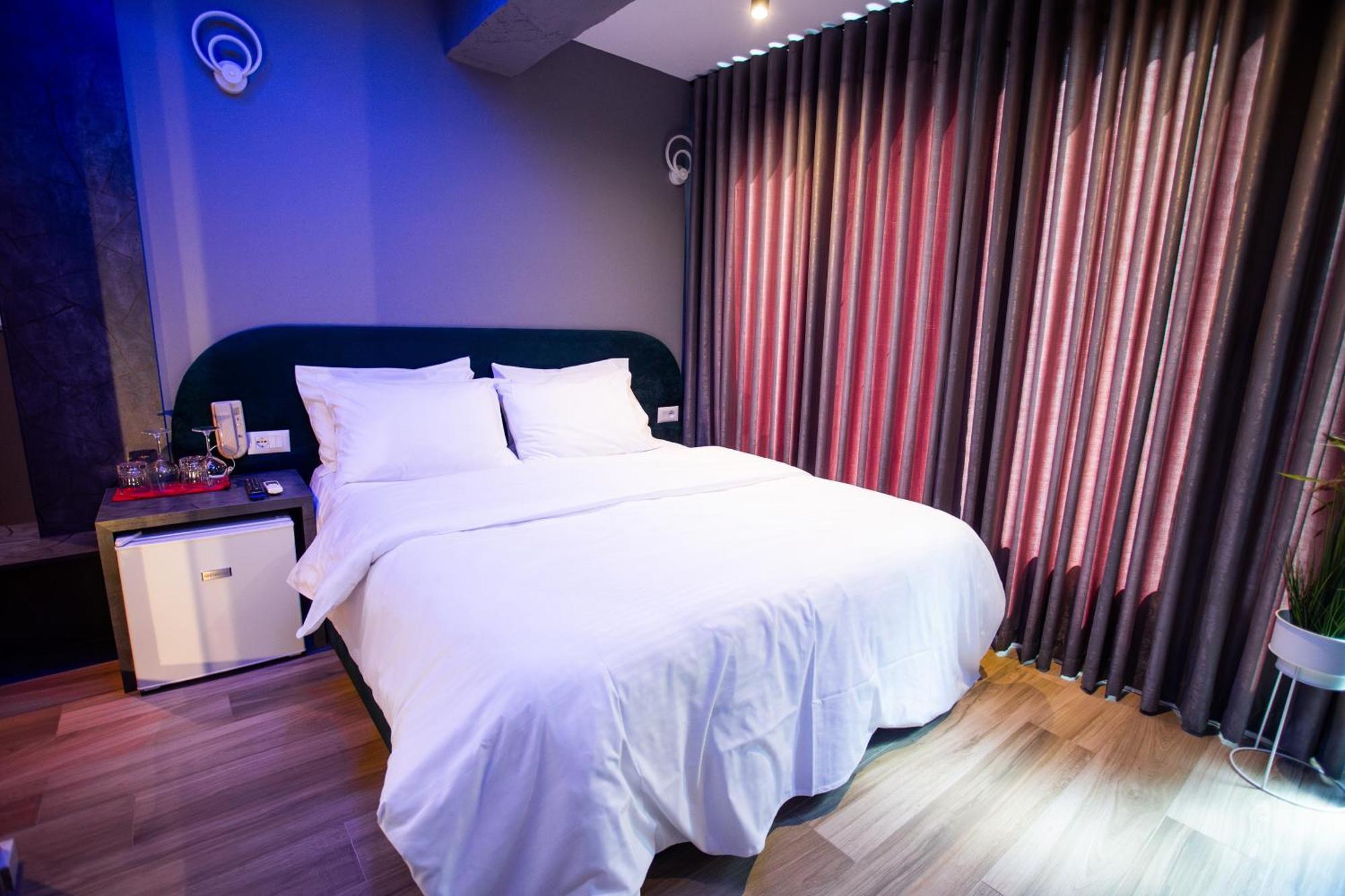 The Bubbles - Jacuzzi Hotel Tirana Buitenkant foto