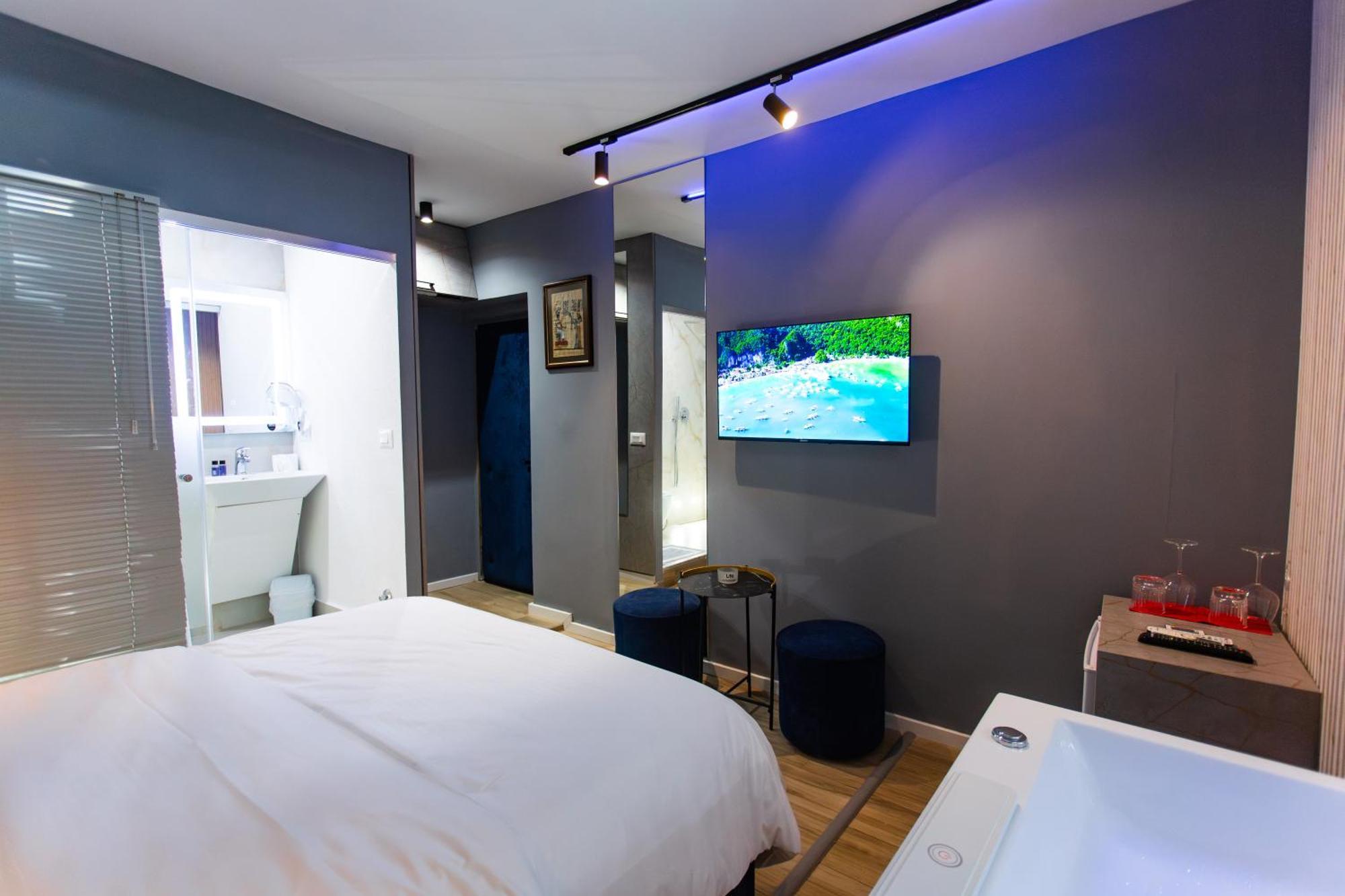 The Bubbles - Jacuzzi Hotel Tirana Buitenkant foto