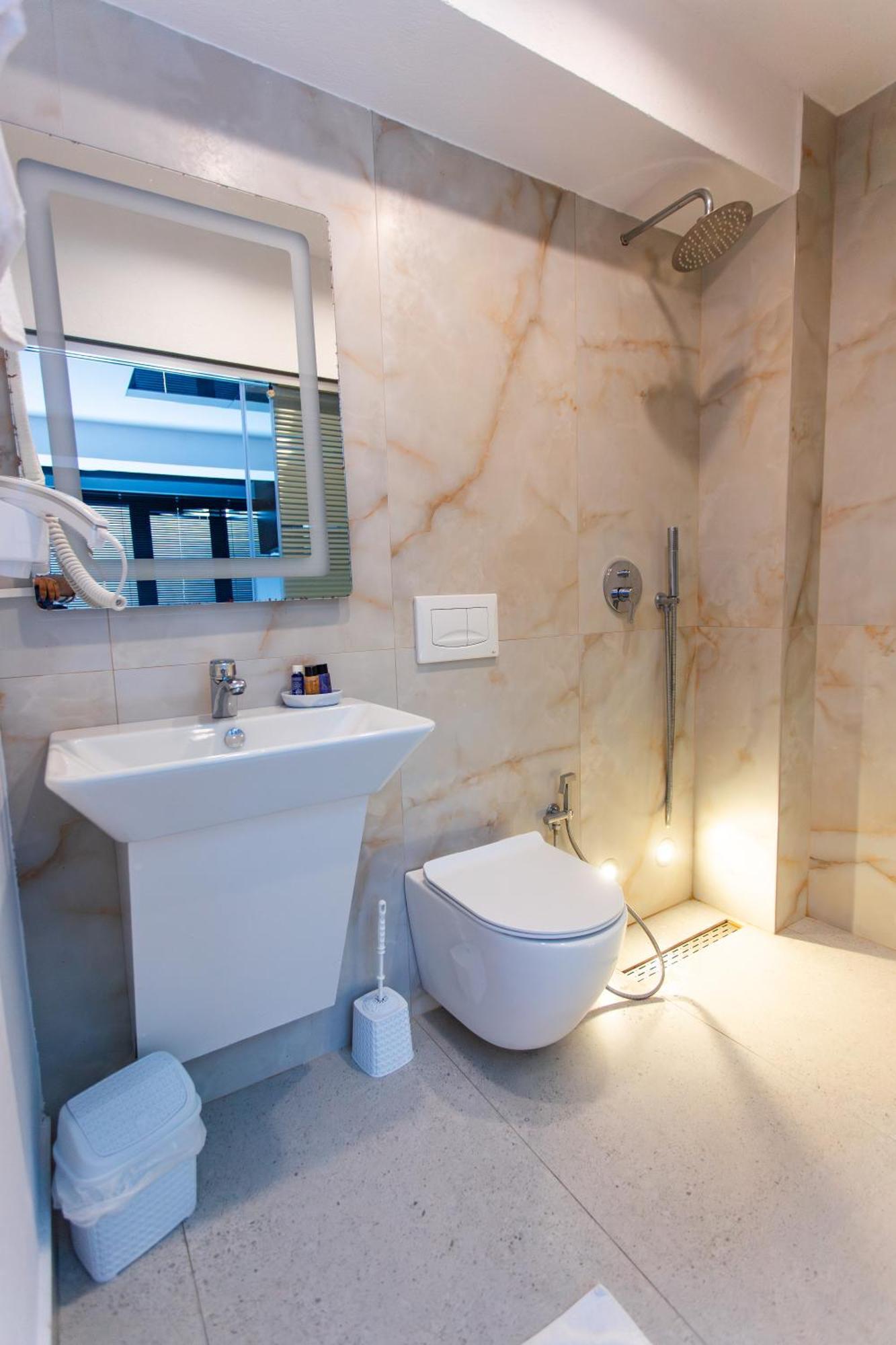 The Bubbles - Jacuzzi Hotel Tirana Buitenkant foto