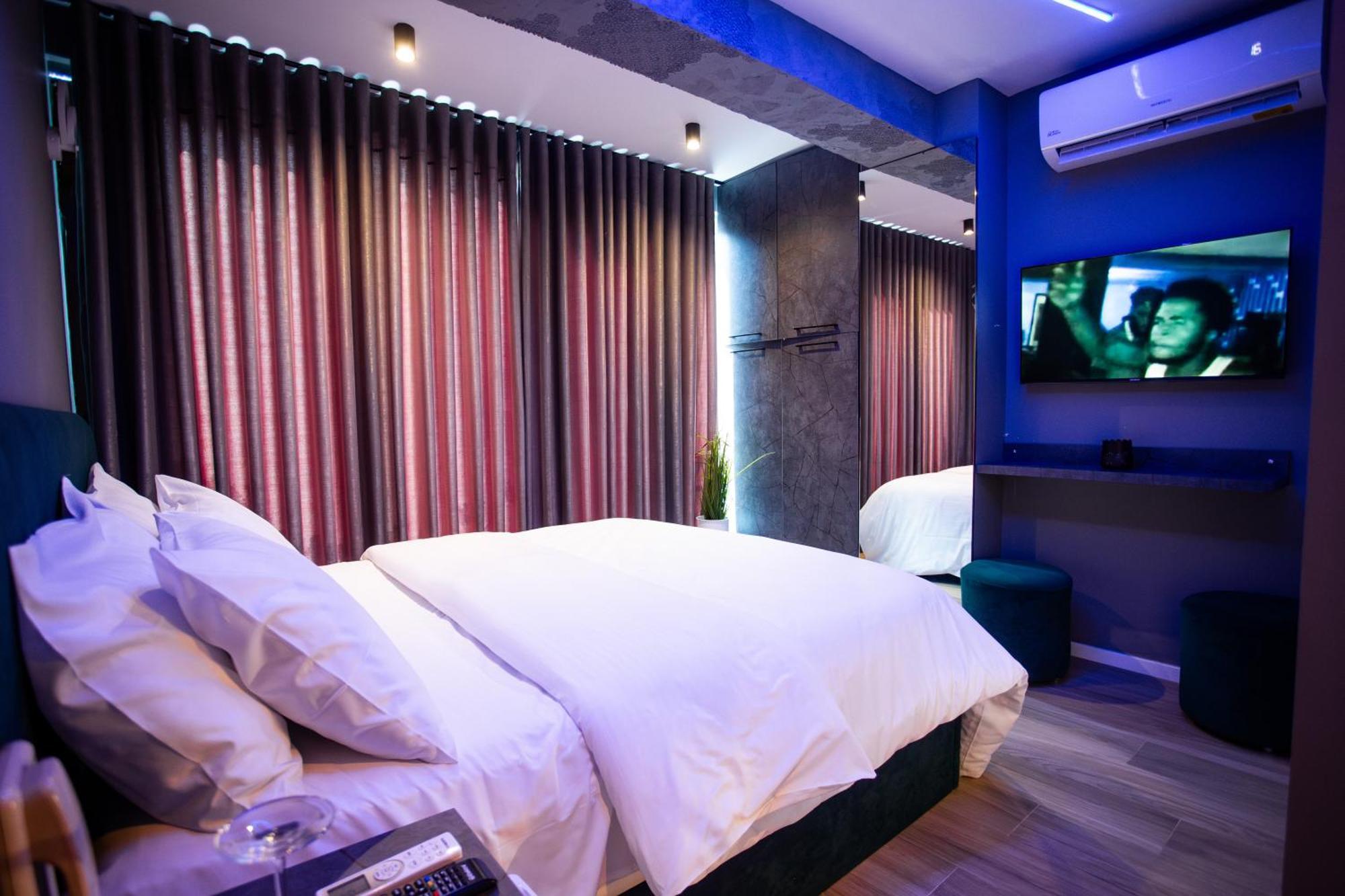 The Bubbles - Jacuzzi Hotel Tirana Buitenkant foto
