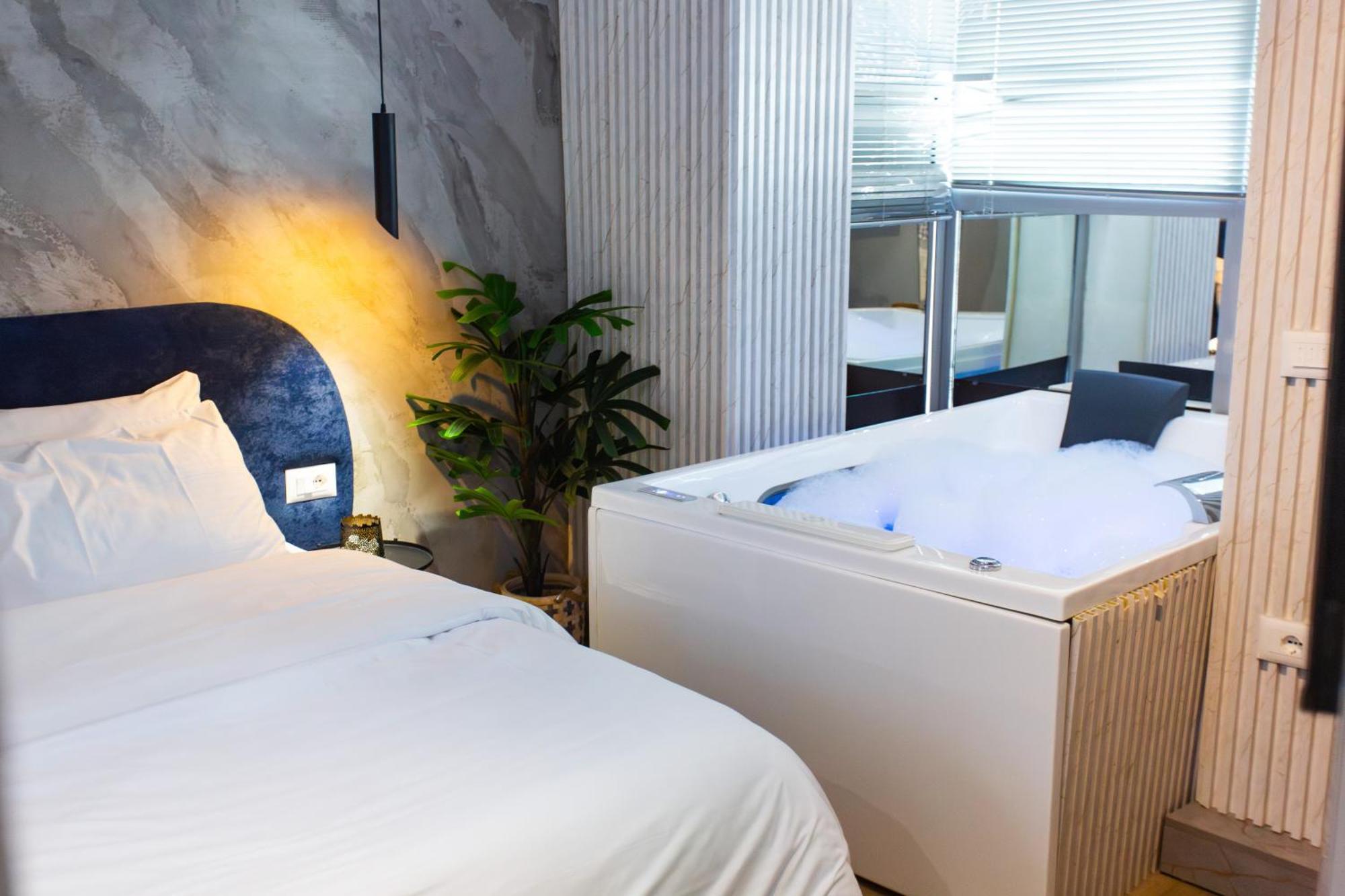 The Bubbles - Jacuzzi Hotel Tirana Buitenkant foto