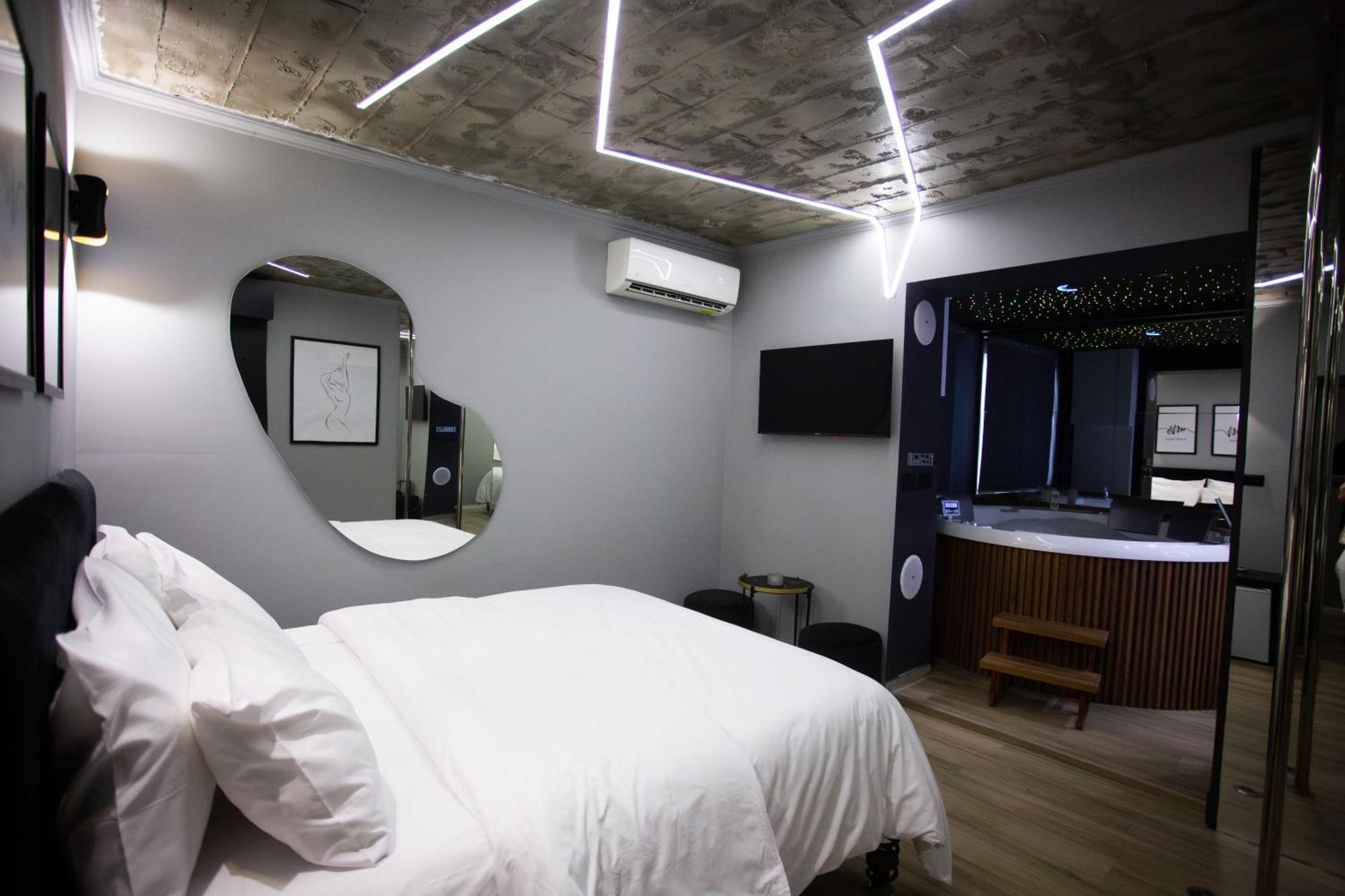 The Bubbles - Jacuzzi Hotel Tirana Buitenkant foto
