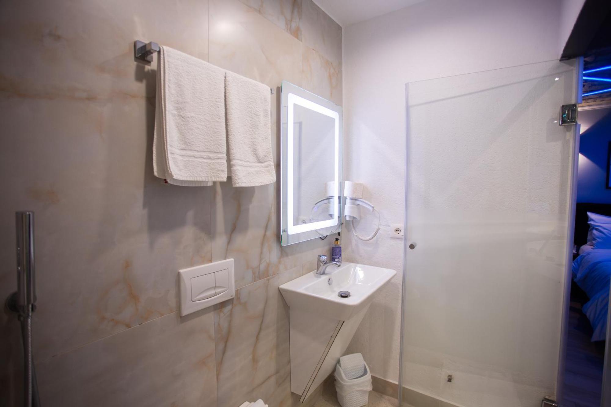 The Bubbles - Jacuzzi Hotel Tirana Buitenkant foto