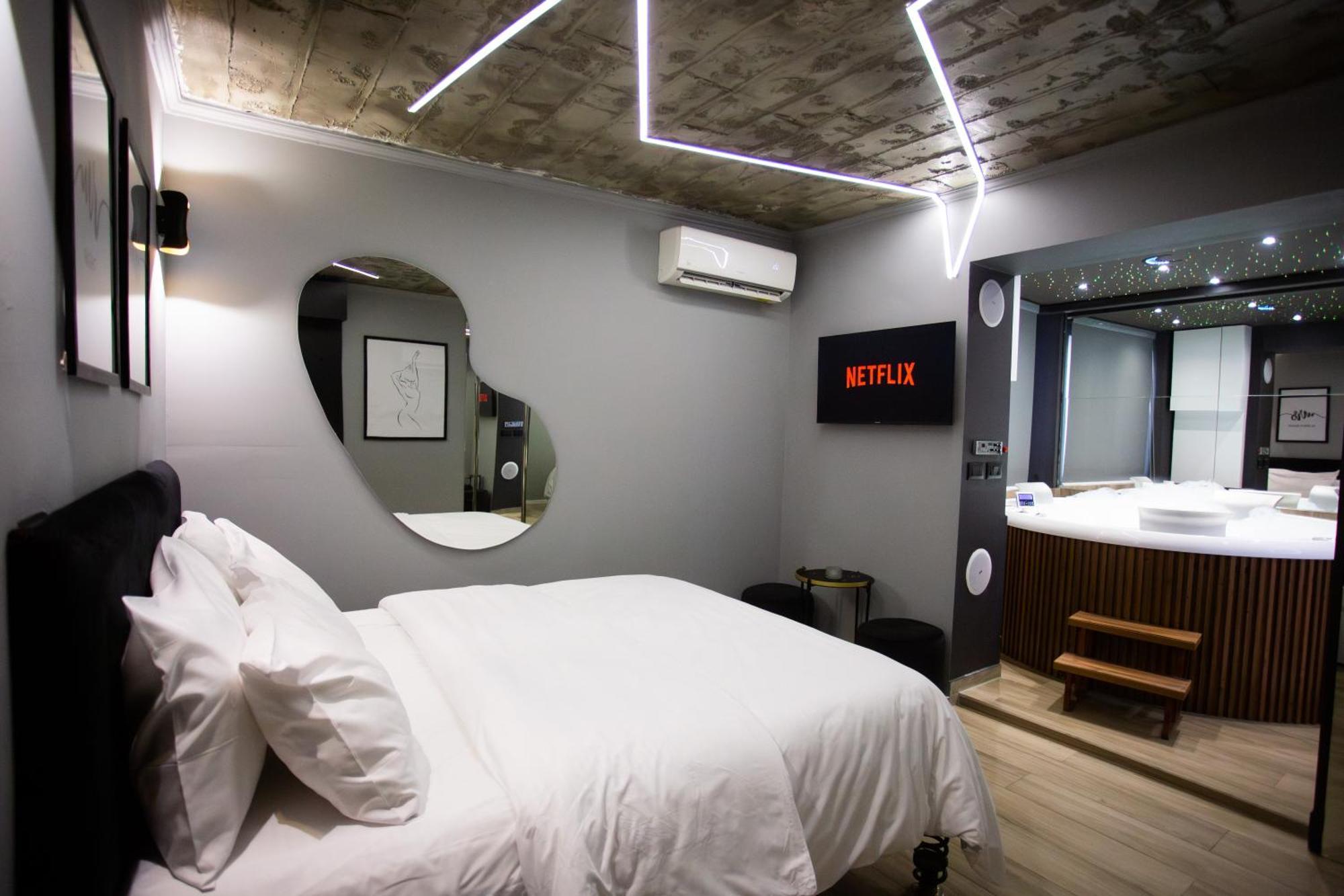 The Bubbles - Jacuzzi Hotel Tirana Buitenkant foto