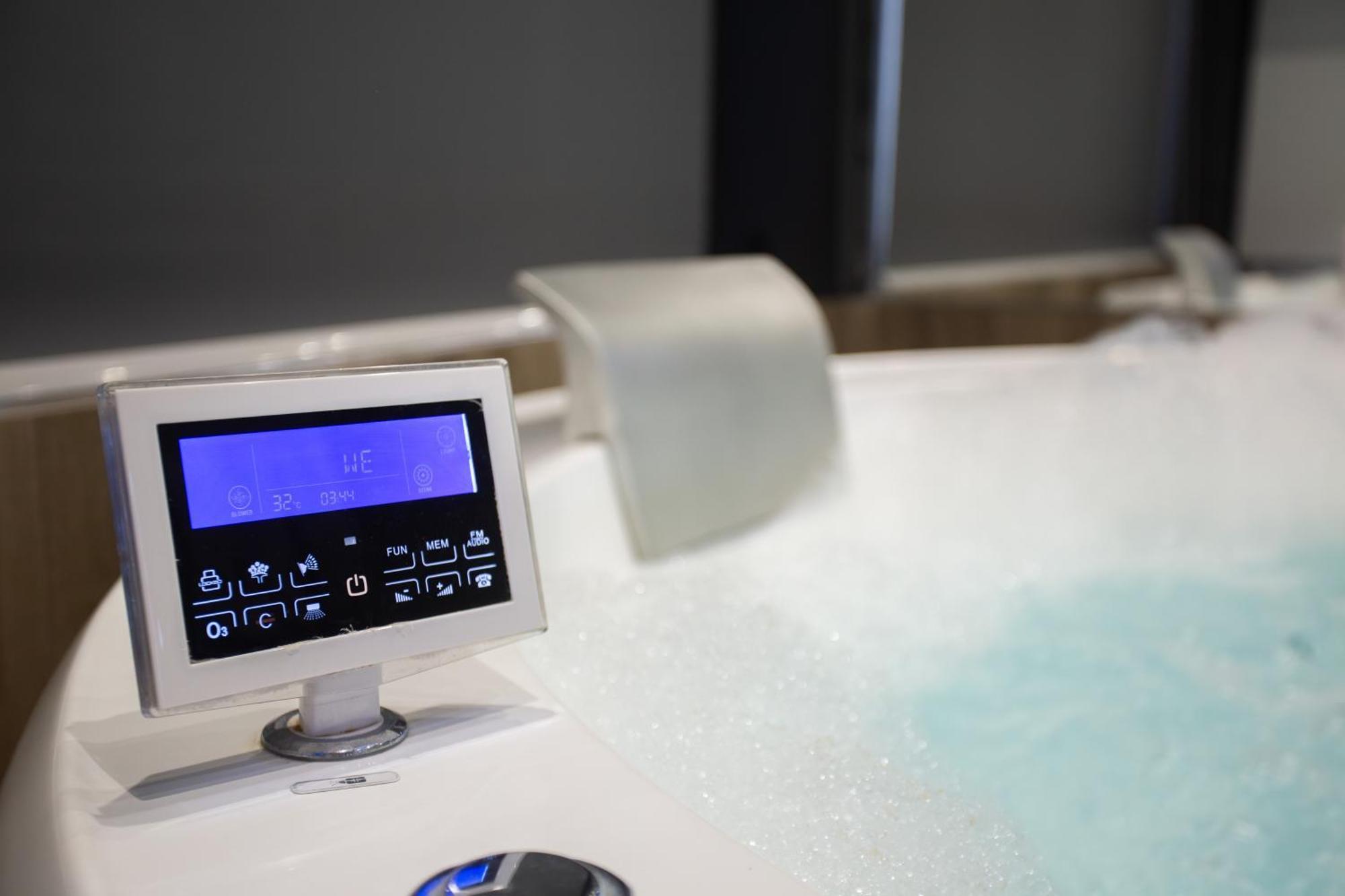 The Bubbles - Jacuzzi Hotel Tirana Buitenkant foto
