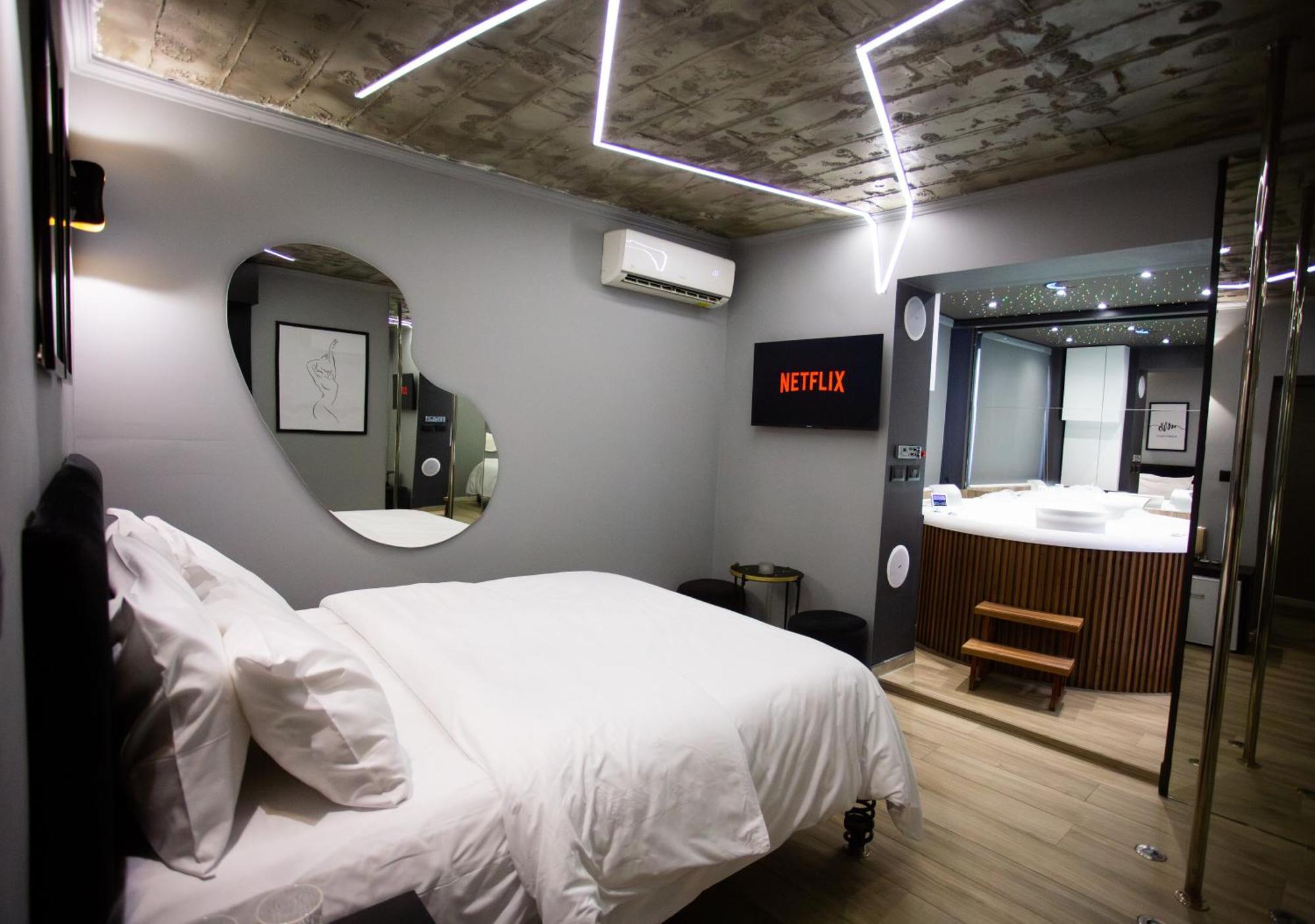 The Bubbles - Jacuzzi Hotel Tirana Buitenkant foto