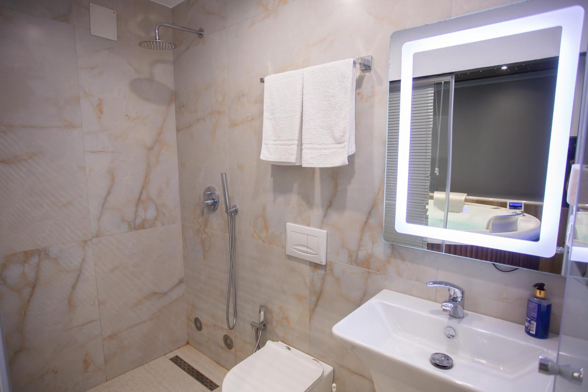 The Bubbles - Jacuzzi Hotel Tirana Buitenkant foto